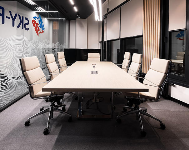 Офисное кресло Absolute с высокой спинкой на крестовине с колесами