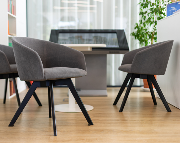 Кресло Charlie на деревянной опоре