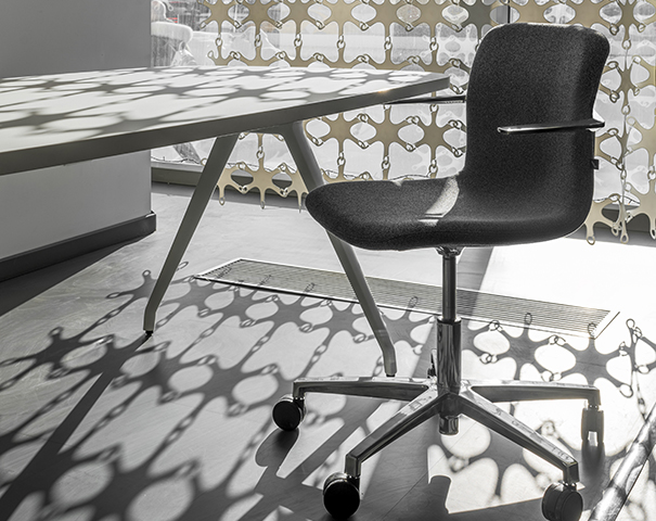 Офисное кресло Grace с низкой спинкой на крестовине с колесами