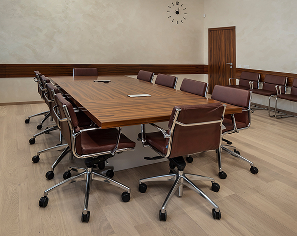 Офисное кресло Absolute с низкой спинкой на крестовине с колесами