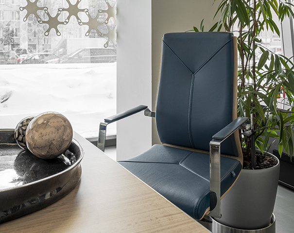 Офисное кресло Forma с высокой спинкой на крестовине с колесами (По запросу)